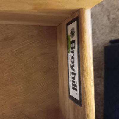 BROYHILL KNOTTY PINE END TABLE W/1 DRAWER PLUS BRASS BASE LAMP
