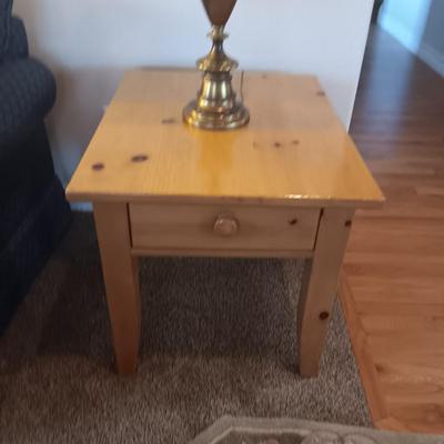 BROYHILL KNOTTY PINE END TABLE W/1 DRAWER PLUS BRASS BASE LAMP