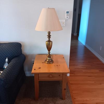 BROYHILL KNOTTY PINE END TABLE W/1 DRAWER PLUS BRASS BASE LAMP
