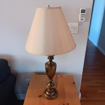 BROYHILL KNOTTY PINE END TABLE W/1 DRAWER PLUS BRASS BASE LAMP