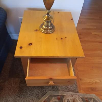 BROYHILL KNOTTY PINE END TABLE W/1 DRAWER PLUS BRASS BASE LAMP