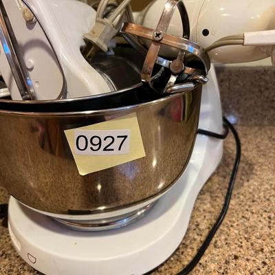 Electric Kitchen Appliance Lot - Sunbeam MixMaster, Braun, Black Decker Chopper