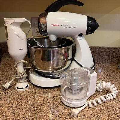 Electric Kitchen Appliance Lot - Sunbeam MixMaster, Braun, Black Decker Chopper