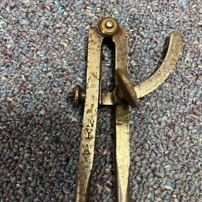 Handsaw, Oil Can & Calipers (1BL-MG)