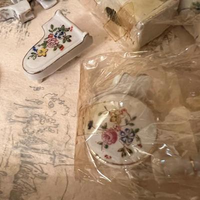Big Lot Vintage Collectibles - Porcelain, Enamel, Cast Iron