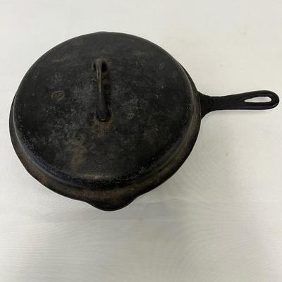 Griswold #8 Cast Iron Skillet with Lid