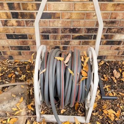 Hose minder with hose