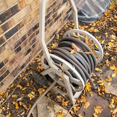 Hose minder with hose