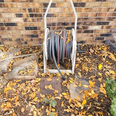 Hose minder with hose