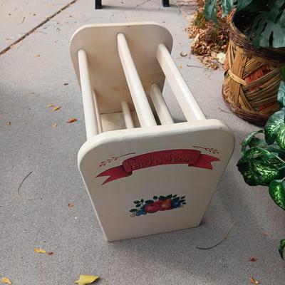 2 FAUX PLANTS AND A MAGAZINE RACK