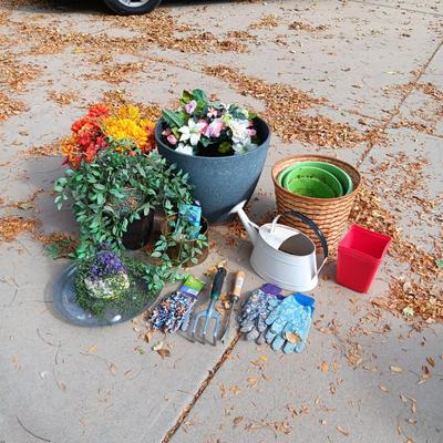 FLOWER POTS, GARDENING GLOVES & TOOLS