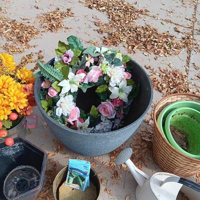 FLOWER POTS, GARDENING GLOVES & TOOLS