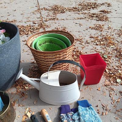 FLOWER POTS, GARDENING GLOVES & TOOLS