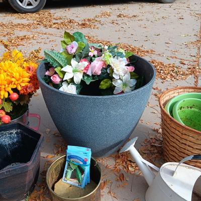 FLOWER POTS, GARDENING GLOVES & TOOLS