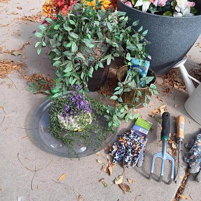 FLOWER POTS, GARDENING GLOVES & TOOLS