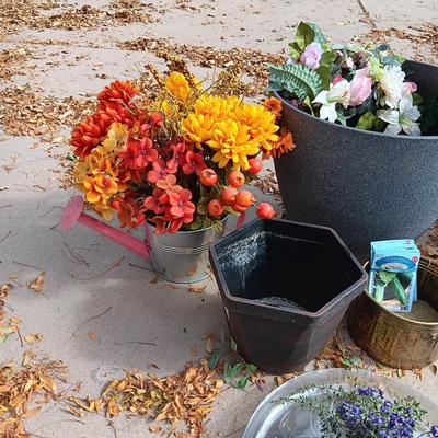 FLOWER POTS, GARDENING GLOVES & TOOLS