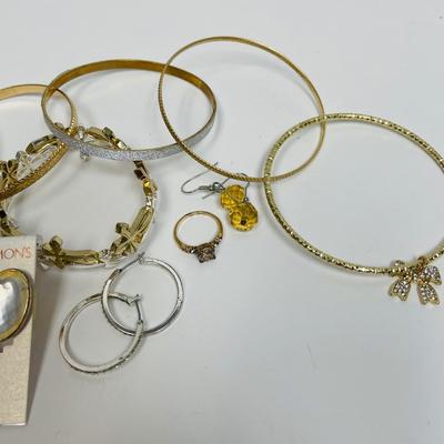 Fashion Jewelry Lot - 10 pieces - necklaces, earrings, ring, bracelets - lot#9