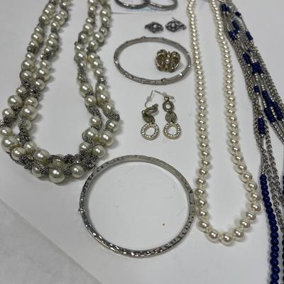 Fashion Jewelry Lot - 10 pieces - bracelets rings necklaces