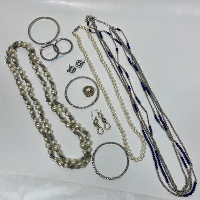 Fashion Jewelry Lot - 10 pieces - bracelets rings necklaces