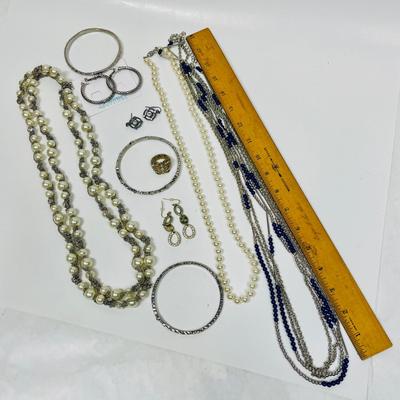 Fashion Jewelry Lot - 10 pieces - bracelets rings necklaces