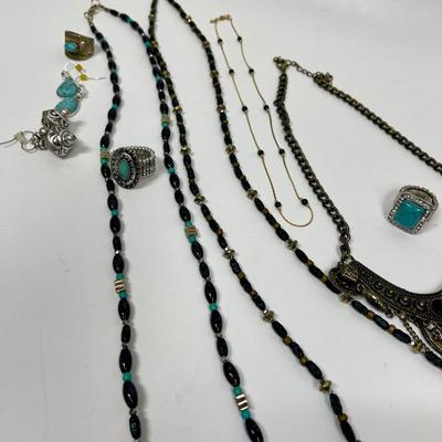 Fashion Jewelry Lot - 10 pieces - necklaces, rings, earrings - lot#11