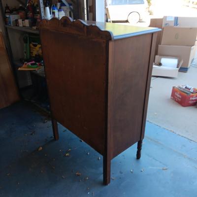 ANTIQUE CHEST OF DRAWERS