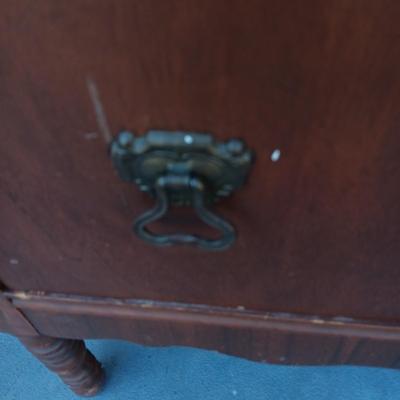 ANTIQUE CHEST OF DRAWERS