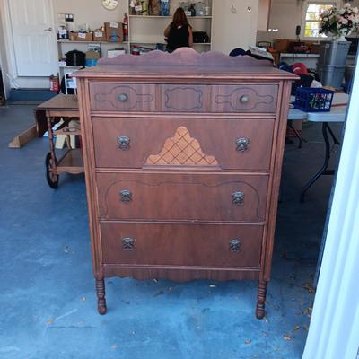 ANTIQUE CHEST OF DRAWERS