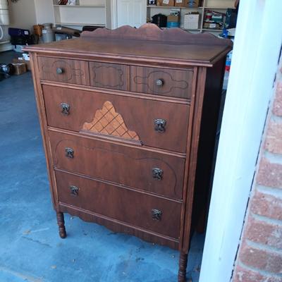 ANTIQUE CHEST OF DRAWERS