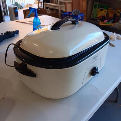 RIVAL 18 QUART ROASTER OVEN WITH 3 SECTION WARMING INSERT