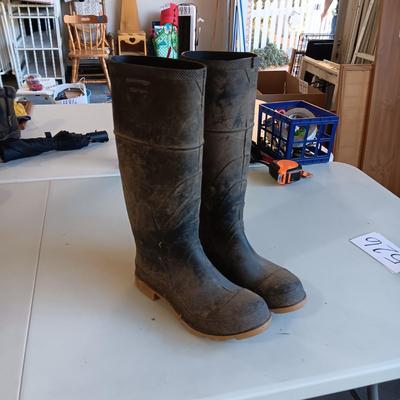 RUBBER BOOTS SIZE 6 AND 7