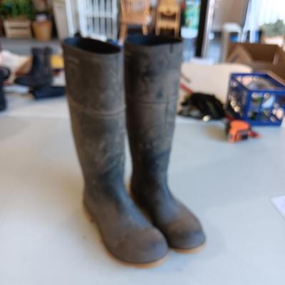 RUBBER BOOTS SIZE 6 AND 7