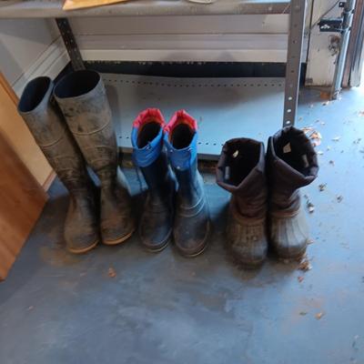 RUBBER BOOTS SIZE 6 AND 7