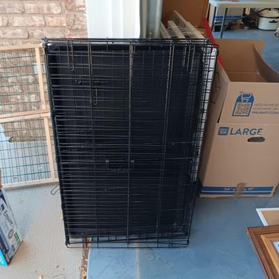 LIKE NEW MEDIUM SIZE KENNEL