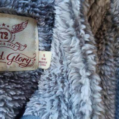 GIRLS/LADIES JACKETS (SMALL) 2 OZARK TRAILS PILLOWS AND MORE