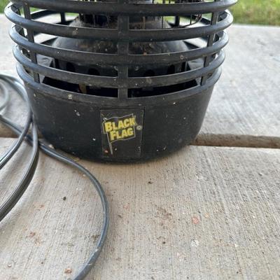 2 BUG ZAPPERS AND AN EXTENSION CORD