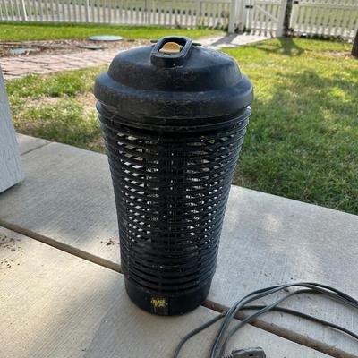 2 BUG ZAPPERS AND AN EXTENSION CORD