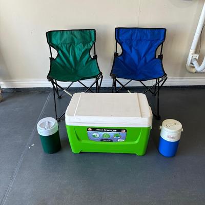 2 FOLDING CHAIRS, 2 BEVERAGE COOLERS AND A FOOD COOLER