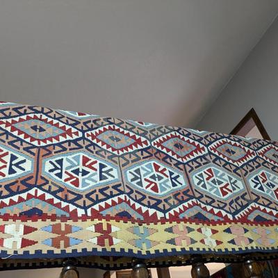 Wool Southwest Native American rug with tasselsVALUE: $150 0656341