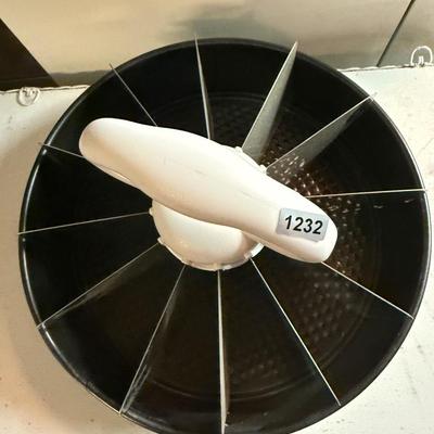 Springform pan and slicer