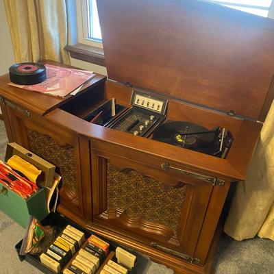 Lot 7: Solid State Radio & Record Player
