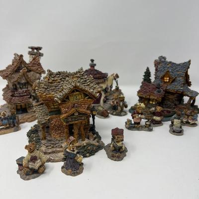 Four Boyds Bearstown Houses & Townsbear Figures