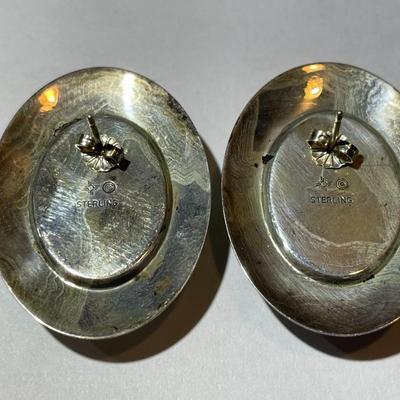 Vintage Southwest Sterling Silver Malachite & Onyx Inlaid Post/Stud Earrings in VG Preowned Condition.