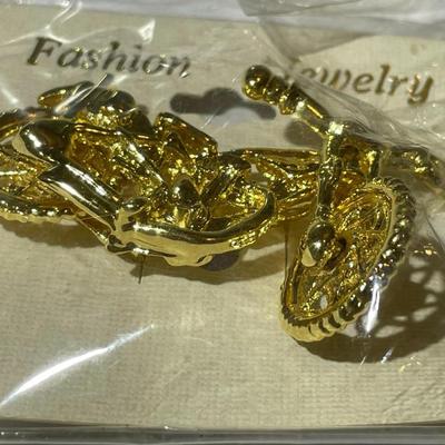 Vintage Motorcycle Fashion Jewelry Pin, Keychain, & Skull Ring Size 13.25 in Good Preowned Condition.