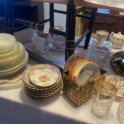 Lot 11: Front Room / Center Selection