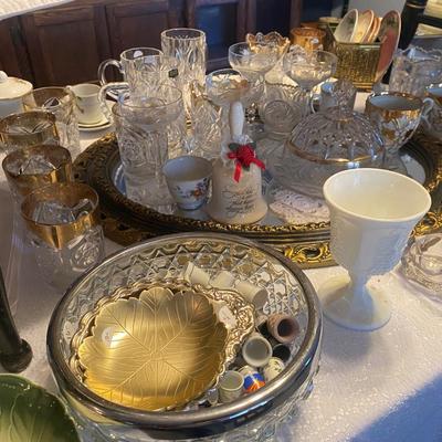 Lot 11: Front Room / Center Selection