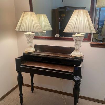 Lot 14: Beautiful desk, two lamps & mirror