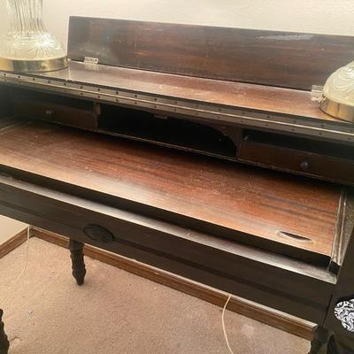 Lot 14: Beautiful desk, two lamps & mirror