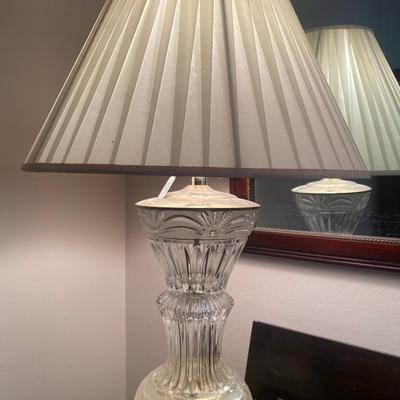 Lot 14: Beautiful desk, two lamps & mirror