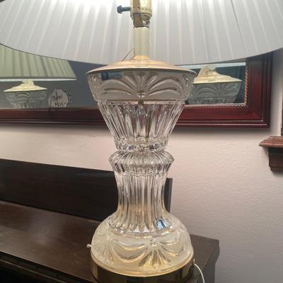 Lot 14: Beautiful desk, two lamps & mirror